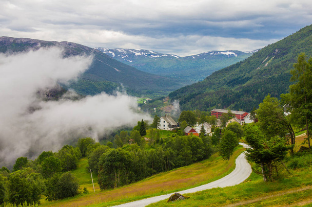 la splendida vista sulla valle di Naeroydalen e le cime di Stalheim, Voss in Hordaland, Norvegia
. - Foto, immagini