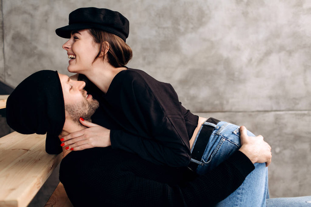 Genç Romantik Çift Close-Up öpüşme ve evde birbirlerinin şirket zevk. - Fotoğraf, Görsel