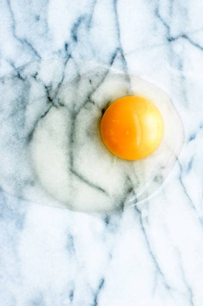 κρόκος αυγού σε μάρμαρο - συστατικά συνταγή και σπιτικό μαγείρεμα στυλ έννοια - Φωτογραφία, εικόνα