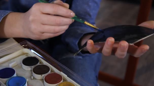 Close up van vrouw schilder handen schilderij op papier - Video