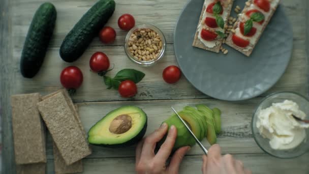 Приготовление здоровых овощных сэндвичей
 - Кадры, видео