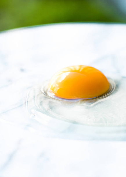 κρόκος αυγού σε μάρμαρο - συστατικά συνταγή και σπιτικό μαγείρεμα στυλ έννοια - Φωτογραφία, εικόνα
