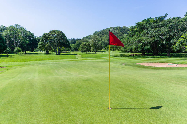 Поле для гольфу діра флагшток зелений мальовничий літній прибережний курс
 - Фото, зображення