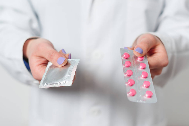 preservativi e contraccettivi nelle mani di un medico per il sesso sicuro
. - Foto, immagini