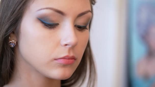 Makeup artist applies lipstick. - Filmati, video