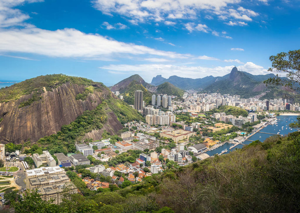Widok na Rio de Janeiro z Babilonia wzgórza i góry Corcovado - Rio de Janeiro, Brazylia - Zdjęcie, obraz