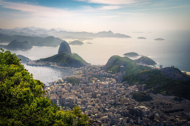 Luchtfoto van Rio de Janeiro en Sugar Loaf Mountain - Rio de Janeiro, Brazilië - Foto, afbeelding