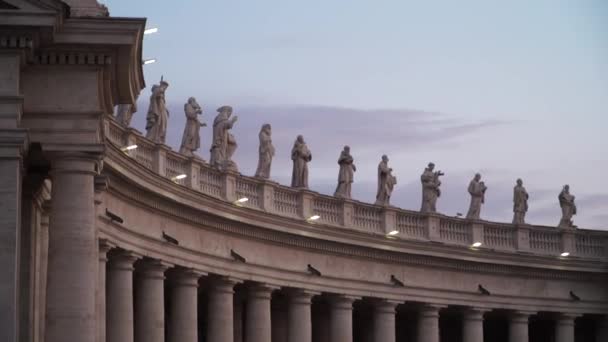 Zoom out from statues to large view in vatican square - Footage, Video