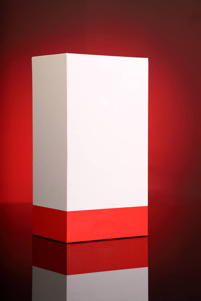 Scatola di imballaggio bianca rossa vuota per Mockups
 - Foto, immagini