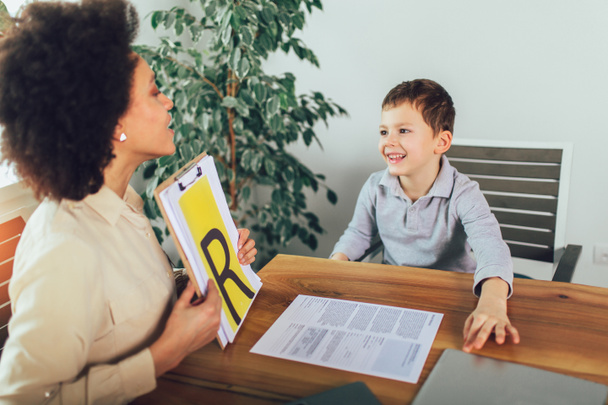 Fotografía de un terapeuta del habla durante una sesión con un niño pequeño
  - Foto, Imagen