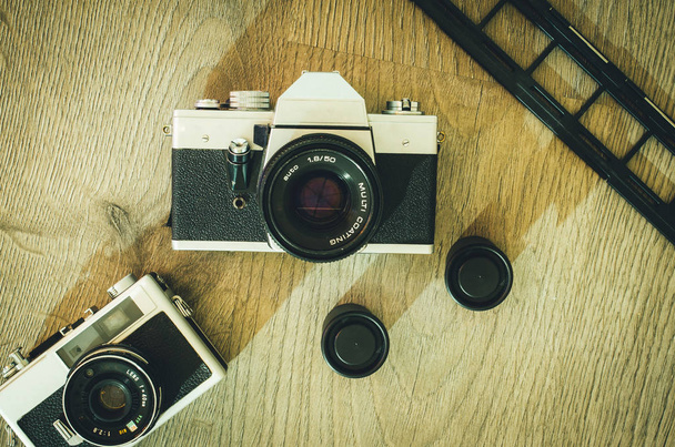 Câmeras retro antigas em madeira fotografada de cima - Foto, Imagem