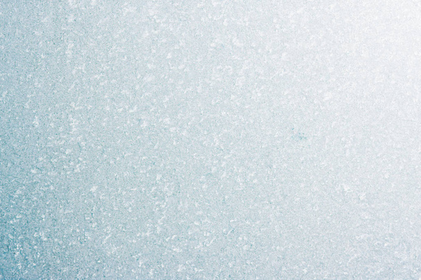Замороженный зимний абстрактный фон с узором на оконном стекле с копировальным пространством
 - Фото, изображение