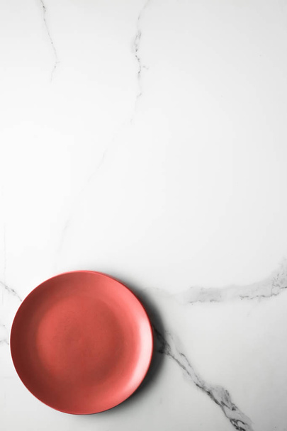empty red plate on marble - recipe and restaurant mockup flatlay styled concept - 写真・画像