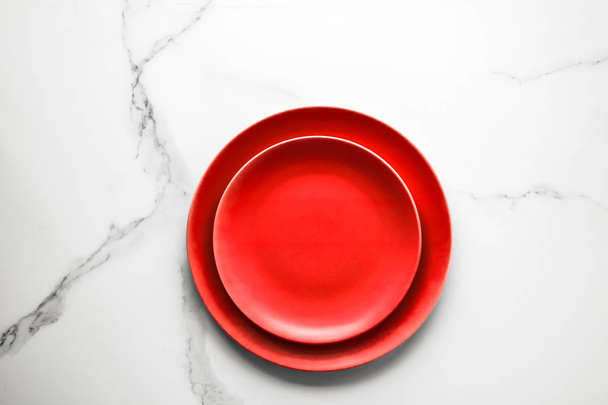 empty red plate on marble - recipe and restaurant mockup flatlay styled concept - Fotografie, Obrázek