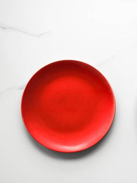 empty red plate on marble - recipe and restaurant mockup flatlay styled concept - Foto, Imagen