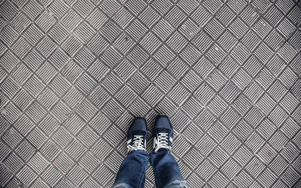 Stopy z butami, miejski detal mody - Zdjęcie, obraz