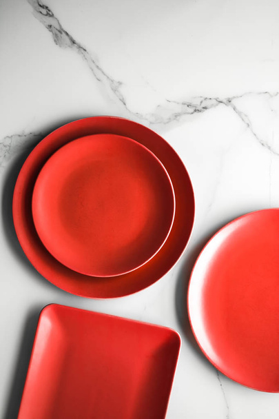 empty red plate on marble - recipe and restaurant mockup flatlay styled concept - Foto, Imagem