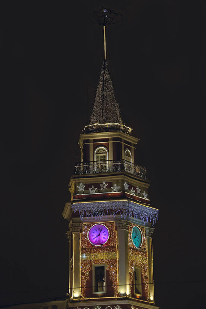 Ρωσία, Αγία Πετρούπολη, ρολόι στον πύργο Δούμας για μια νύχτα του χειμώνα - Φωτογραφία, εικόνα