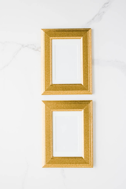 marco de la foto de oro en mármol, maqueta flatlay - decoración y maqueta flatlay concepto de estilo
 - Foto, imagen