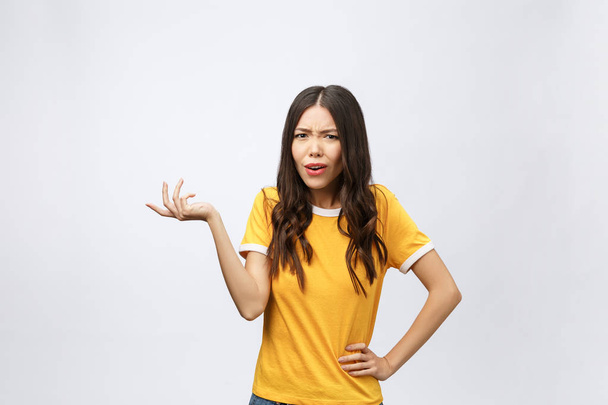giovane donna asiatica attraente che punta il dito con emozione infelice
. - Foto, immagini