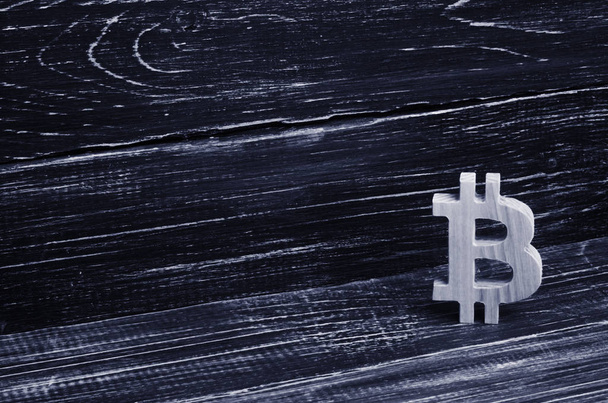 Dřevěné Bitcoin na pozadí černých desek. Šifrovací měna, blokování technologie. Kolaps a nárůst nákladů na bitcoin. Těžba farem, horníci, burze krypty. Decentralizované peníze - Fotografie, Obrázek