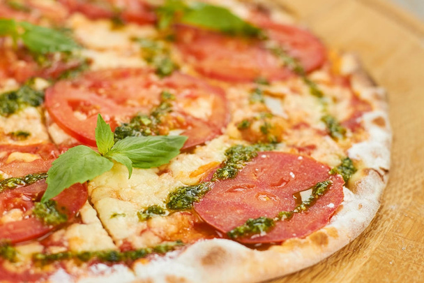 Detailní záběr rajčatové pizzy kůry. - Fotografie, Obrázek