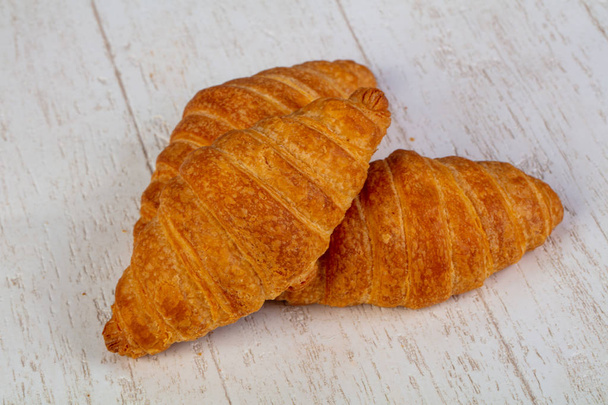 Ízletes sült hagyományos francia croissant  - Fotó, kép