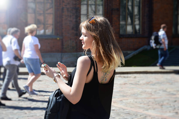 Şehir sokak arka plan, akıllı telefon olan güzel kadın - Fotoğraf, Görsel