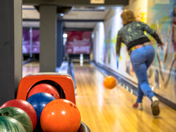 Keglerinnen werfen Bowlingball auf Indoor-Bowlingbahn - Foto, Bild