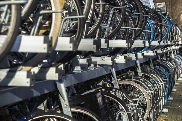 Fahrradabstellplätze im Zentrum von Leiden, Niederlande - Foto, Bild