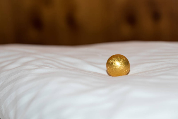 palla luminosa e squisita di una palla su una coperta in hotel - Foto, immagini