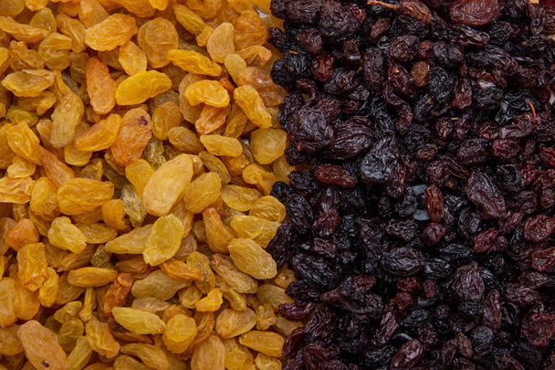 Abondance de raisins secs, raisins secs jaunes et rouges, végétarisme et alimentation saine
 - Photo, image