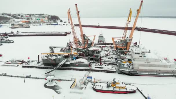 zmrazené přístavu, zimní kotviště lodí, helikoptéra natáčení - Záběry, video