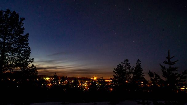 Вечер Рованиеми с городскими огнями в Финляндии
 - Фото, изображение