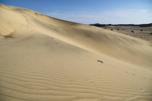 uprostřed pouštní skály a skladby jako koncept divokých a příroda malebného půdy - Fotografie, Obrázek