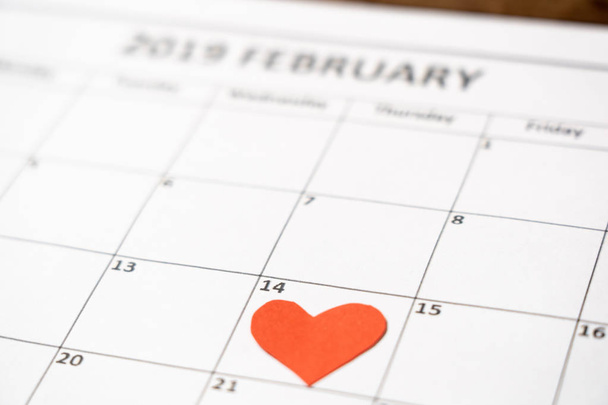 Saint valentine. 2019 february out of focus calendar and focus red heart on the 14th, blur romantic light in getting ready for Valentines day date, Love celebration, dreams and romantic concept. - Foto, imagen