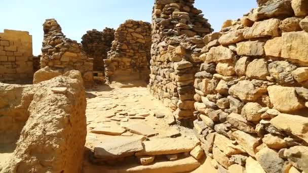 砂漠、ベレニス、アフリカの真ん中に、黒いファラオの旧式な寺院 - 映像、動画