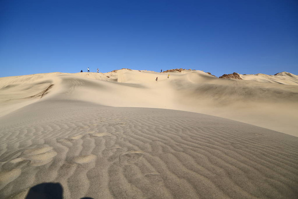 uprostřed pouštní skály a skladby jako koncept divokých a příroda malebného půdy - Fotografie, Obrázek