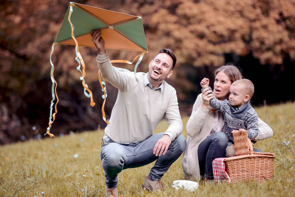 glückliche Familie genießt Picknick in der Natur. - Foto, Bild