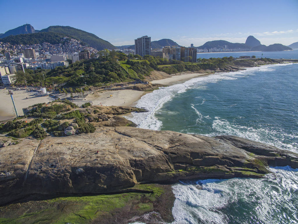A nézet két gyönyörű strand között. Arpoador Beach, Devil's Beach, Ipanema kerület Rio de Janeiro Brazília, Dél-Amerikában. Között két strand. Két gyönyörű strandok között.  - Fotó, kép