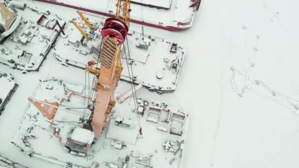 fagyasztott tengeri kikötő, téli kikötőhelyek a hajók, helikopter lő - Felvétel, videó