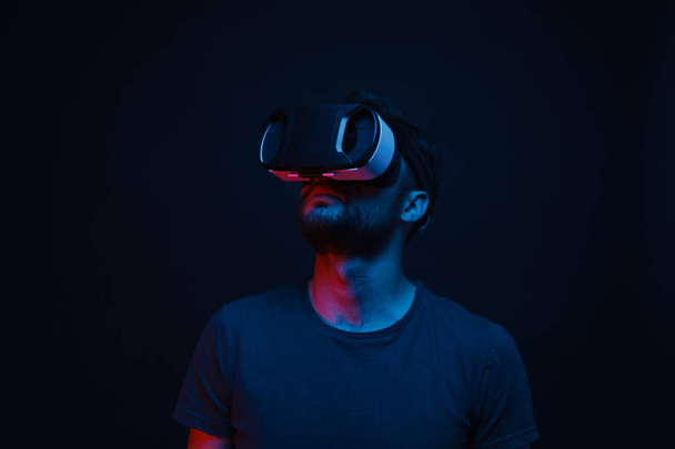Man in VR headset looking away - Foto, Imagen