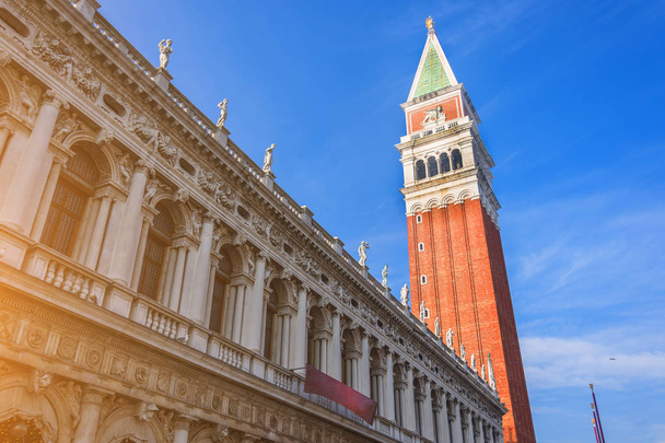 サン マルコ鐘楼とヴェネツィア、イタリアで図書館、国立マルチャーナ - 写真・画像