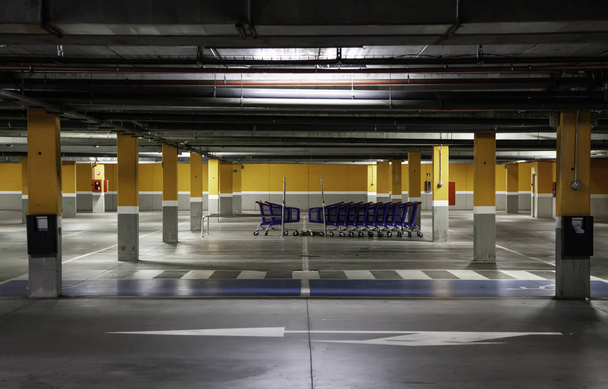Carritos de compras en supermercado aparcamiento, transporte y objetos
 - Foto, Imagen