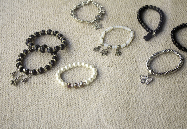 Pulseras de perlas y colgantes en tienda, joyería y accesorios de moda
 - Foto, imagen