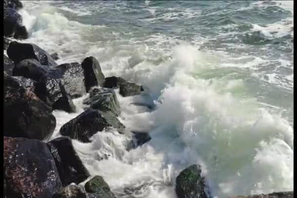 Fondo de mar tormentoso con olas en cámara lenta. Ondas marinas fondo natural
 - Imágenes, Vídeo