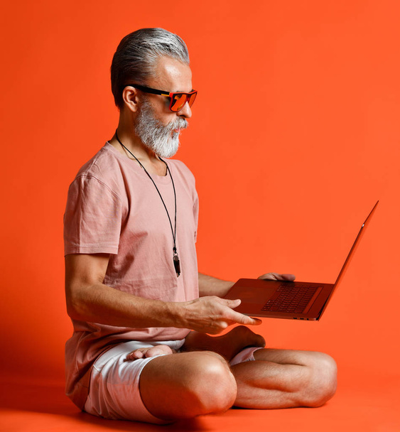 portrait of trendy yogi enjoying the use of new laptop - Zdjęcie, obraz