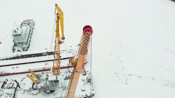 gefrorener Seehafen, Winterliegeplätze von Schiffen, Hubschrauberabschuss - Filmmaterial, Video
