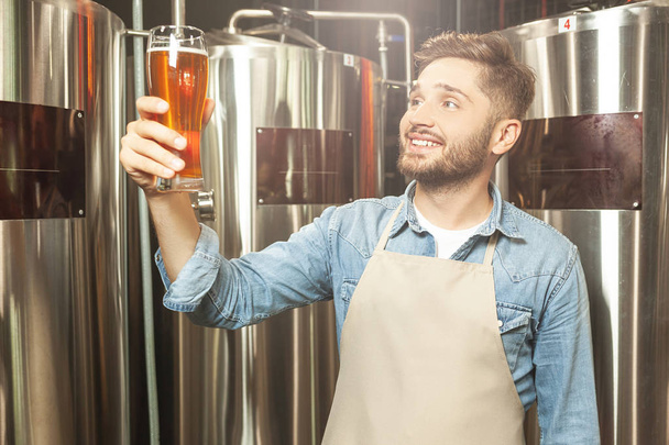 brewmaster viselt kötény textil a minőségi sör, sör üzemben - Fotó, kép