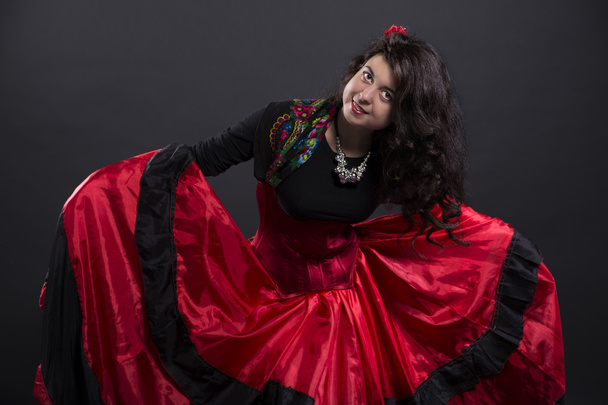 Молодая романская женщина улыбается в испанской традиционной одежде
 - Фото, изображение